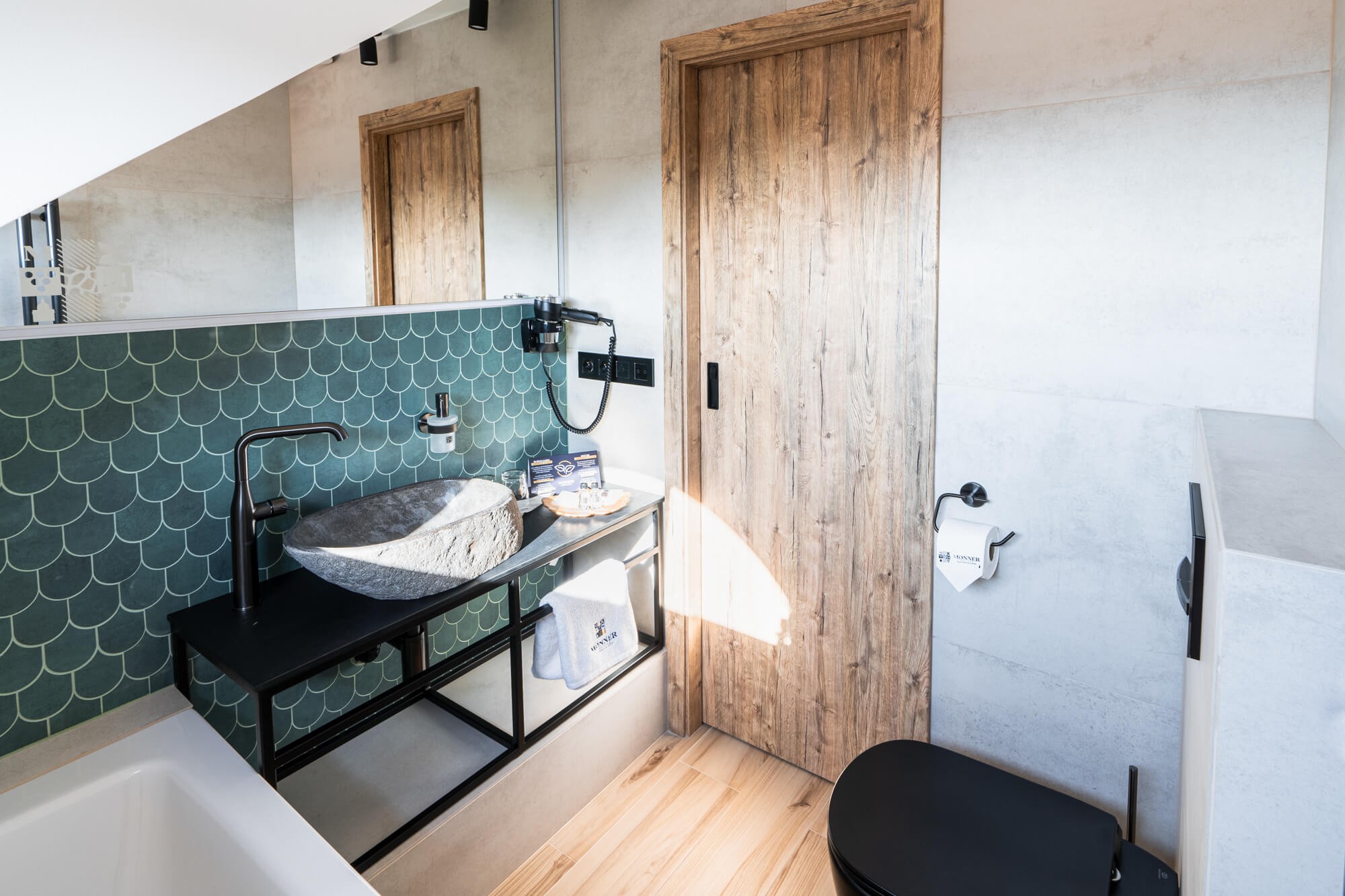 Turold – podkrovní dvoulůžkový pokoj s designovou koupelnou – fotografie 2