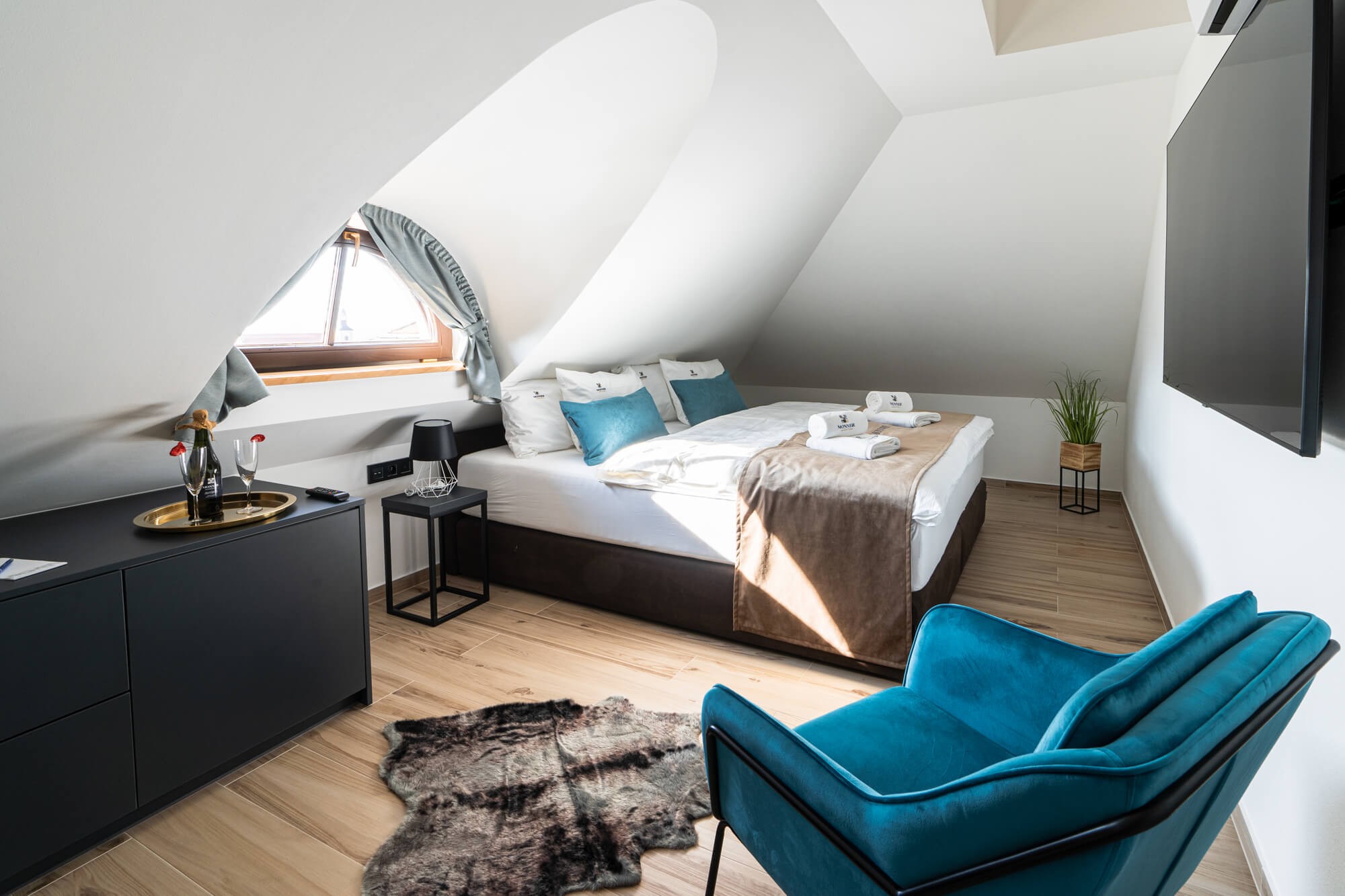 Turold – podkrovní dvoulůžkový pokoj s designovou koupelnou – hlavní fotografie
